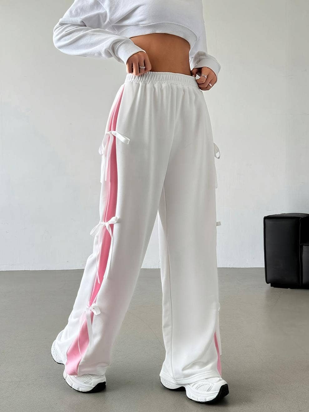 Rosa Clothing - Straight leg sweatpants with bow: White / M