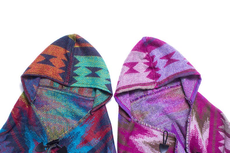 HIDDENBRAND - Boho aztec hooded poncho with toggle closure: Red / M